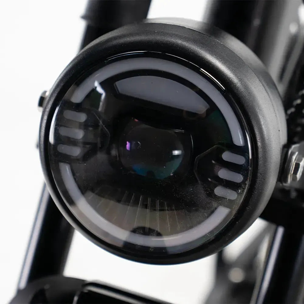 QMWheel S20 Pro Fatbike in Schwarz, Detail des runden LED-Scheinwerfers
