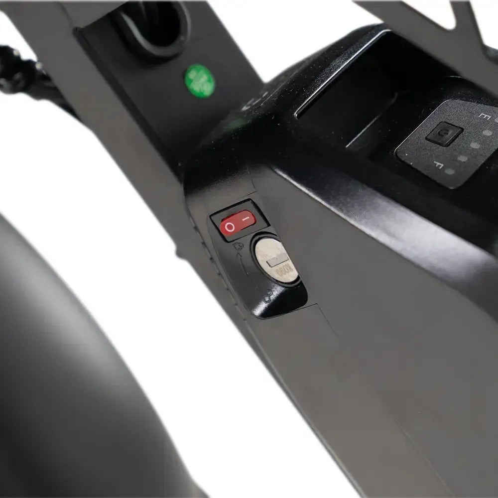 QMWheel S20 Pro Fatbike in Schwarz, Detail des Akkus mit Ein/Aus-Schalter und Schloss
