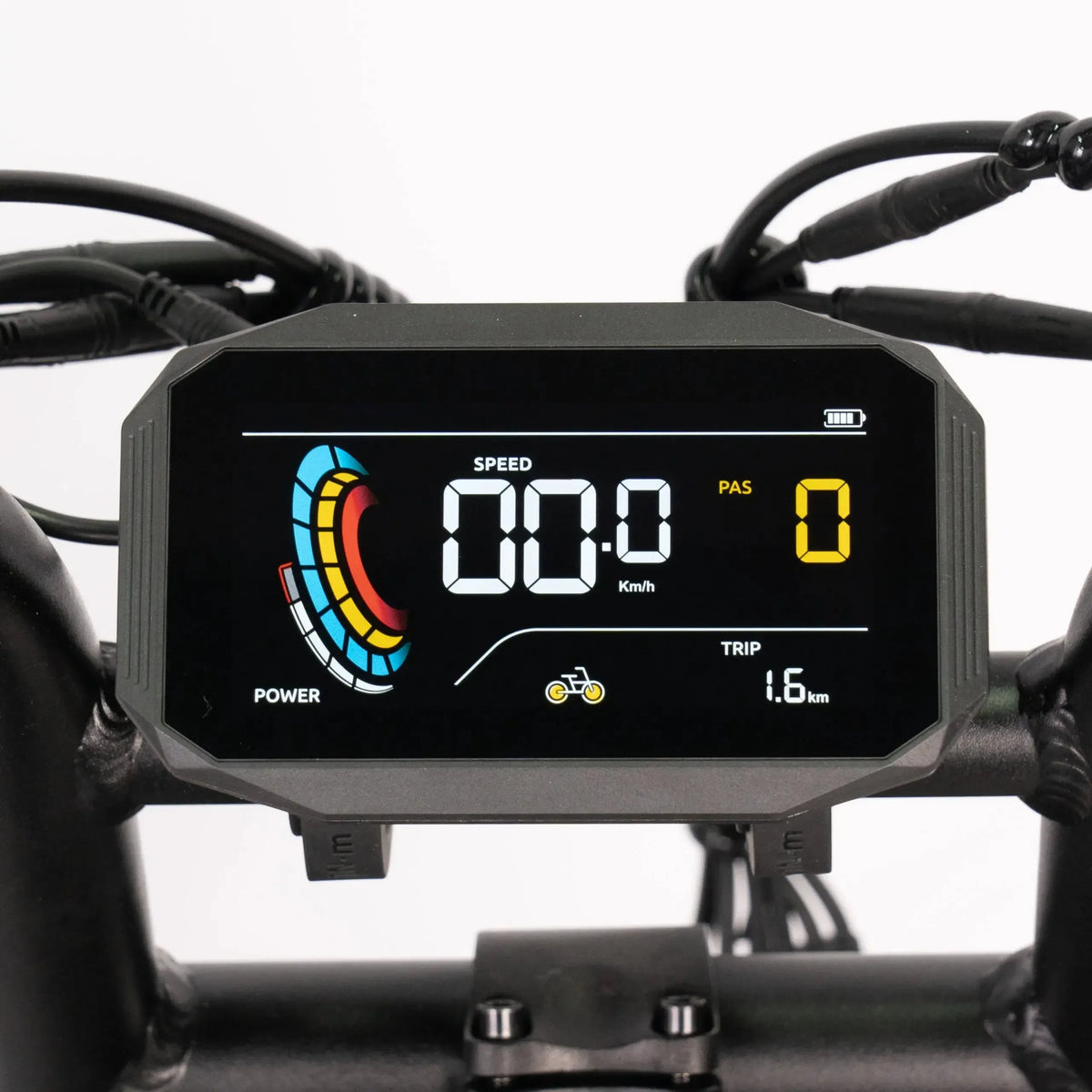 دراجة فات بايك QMWheel V20 Mini باللون الأسود، لقطة مقرّبة للشاشة الملونة مع السرعة ومستوى PAS ومسافة الرحلة
