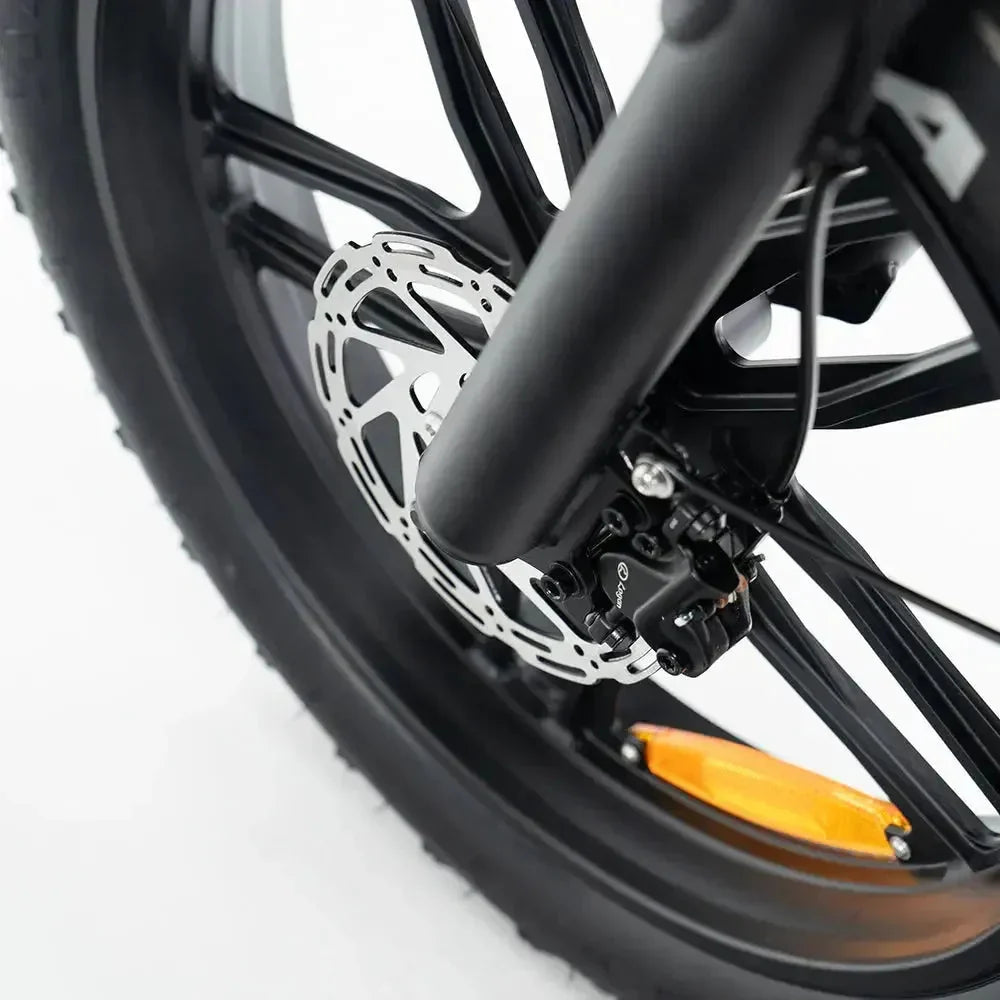 Фэтбайк QMWheel V29 Pro с двумя аккумуляторами, чёрный, крупный план тормозного диска и суппорта на переднем колесе