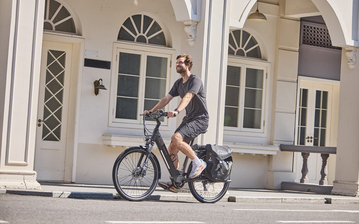 Qreate City Pro e-bike in zwart, onderweg in de stad