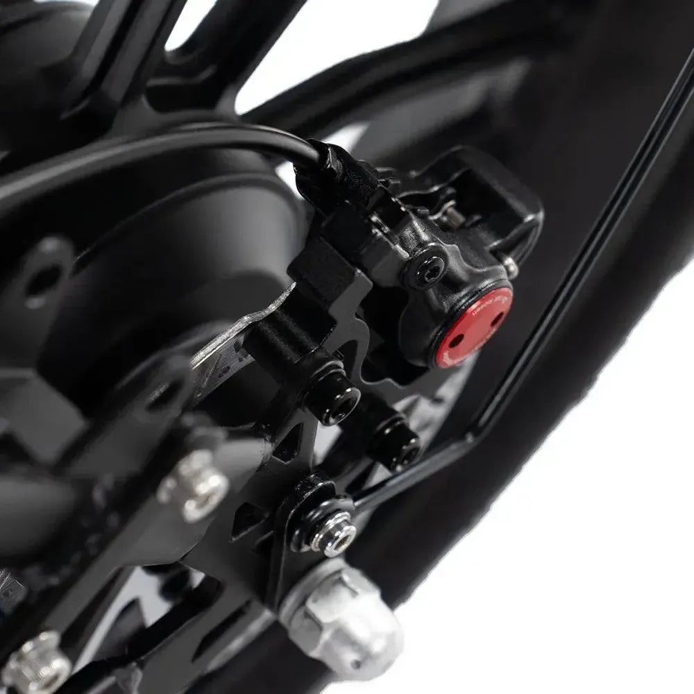 Fatbike Ouxi V8 2025 en noir, détail du frein à disque avec étrier près de la roue