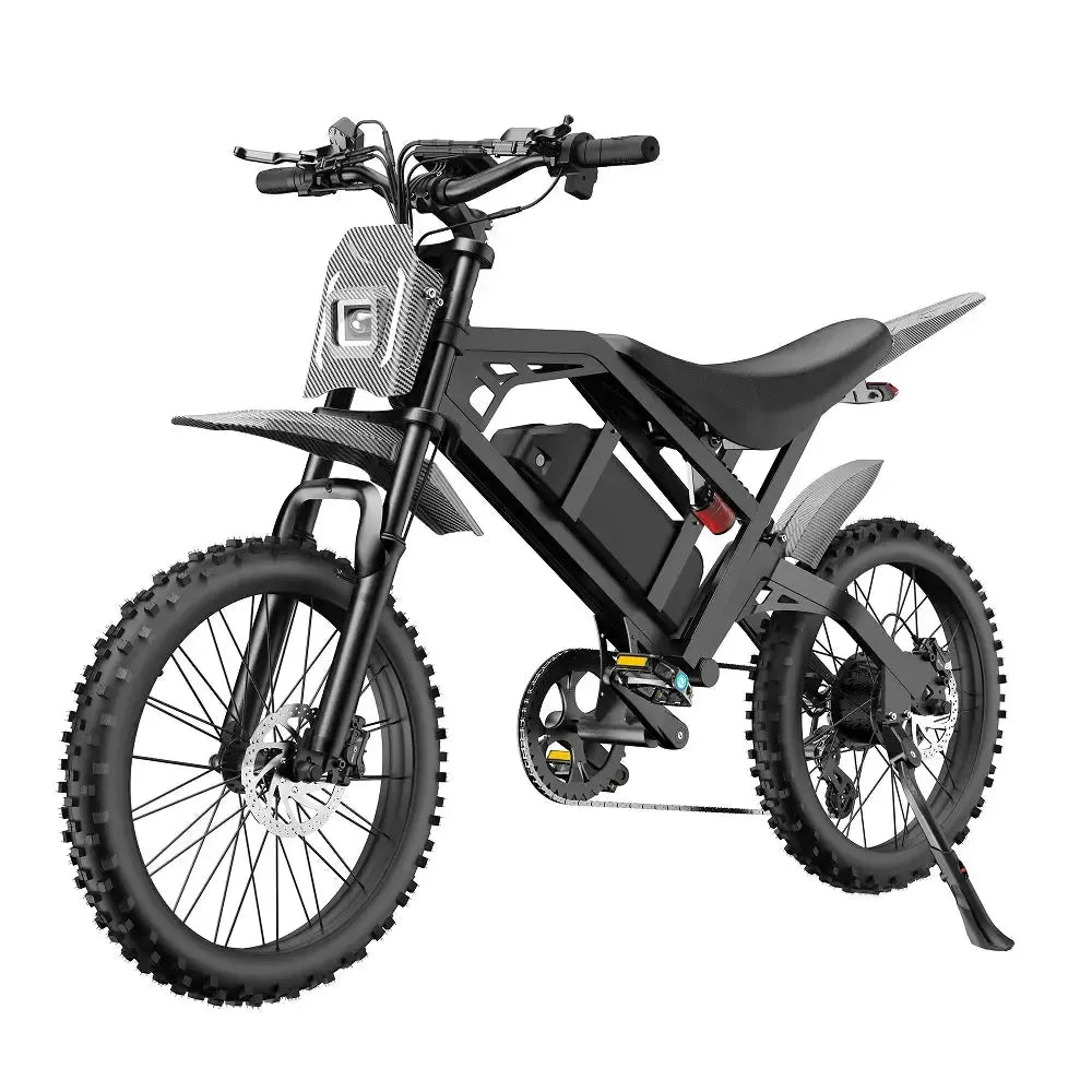 دراجة QMWheel V20 Cross fatbike باللون الأسود، منظر أمامي مائل مع اللوحة الأمامية والشوكة الأمامية والفرامل القرصية