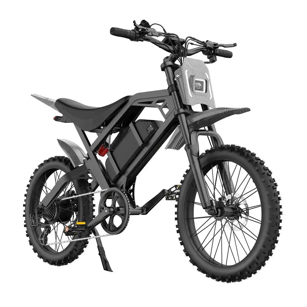 دراجة QMWheel V20 Cross fatbike باللون الأسود، منظر أمامي مائل من الجهة الأخرى مع البطارية داخل الهيكل
