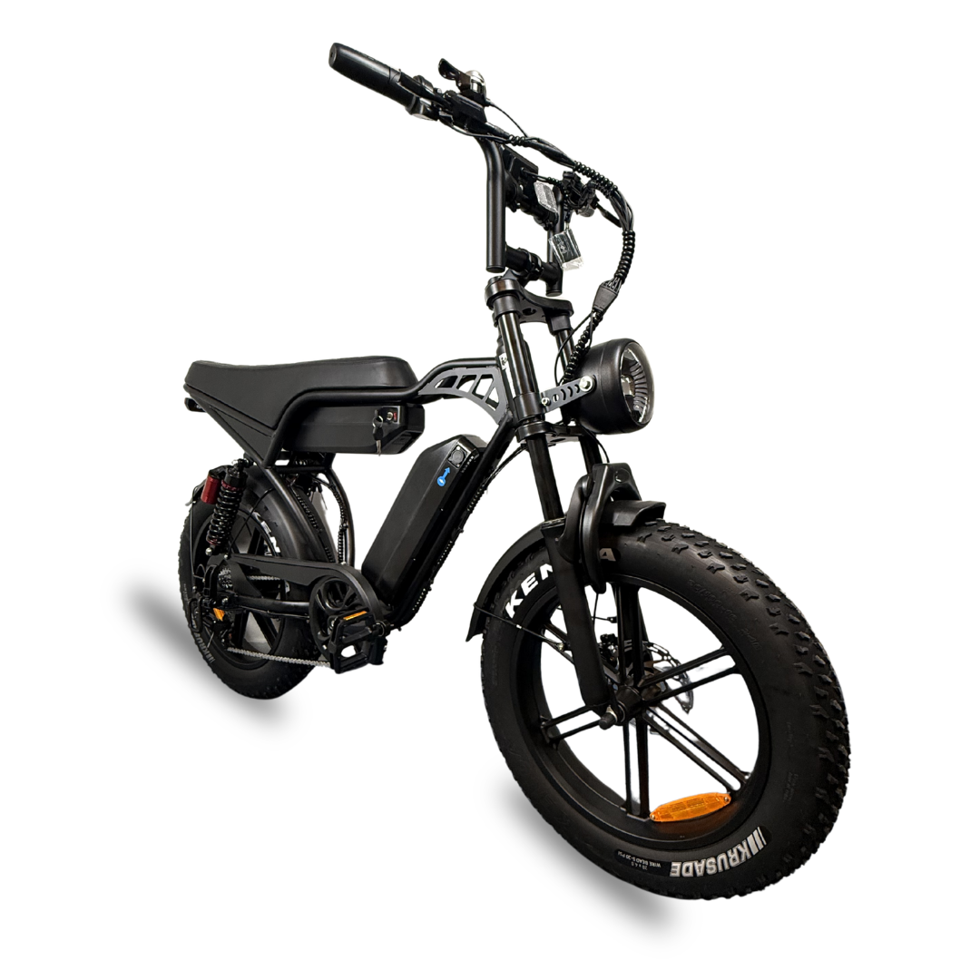 Фэтбайк QMWheel V29 Pro с двумя аккумуляторами, чёрный, вид спереди под углом с круглой фарой и широкими шинами Kenda